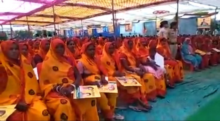 आचार सहिंता लागू, फिर भी सीएम शिवराज सिंह की सभा मे भीड़ जुटाने बीजेपी पार्षदों ने बांटी साड़ियां आचार सहिंता लागू, फिर भी सीएम शिवराज सिंह की सभा मे भीड़ जुटाने बीजेपी पार्षदों ने बांटी साड़ियां
