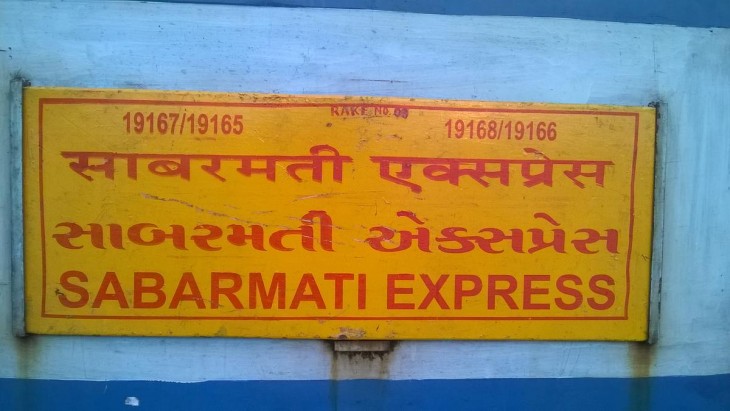 गाय से टकराई ट्रैन, खराब हुआ इंजन और पानी को तरस गए साबरमती एक्सप्रेस के यात्री गाय से टकराई ट्रैन, खराब हुआ इंजन और पानी को तरस गए साबरमती एक्सप्रेस के यात्री