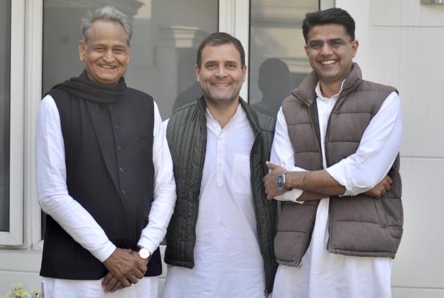 अशोक गहलोत को सौंपी गई राजस्थान की कमान, पायलट होंगे डिप्टी सीएम अशोक गहलोत को सौंपी गई राजस्थान की कमान, पायलट होंगे डिप्टी सीएम