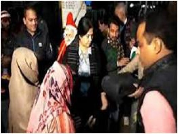 जब अंधेरी रात में सेंटा को साथ लेकर निकली कलेक्टर और ठंड से ठिठुरते लोगों को दिए गर्म कपड़े