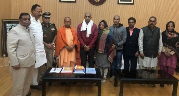 योगी ने किये इंस्पेक्टर सुबोध कुमार के परिवार से ये वादे योगी ने किये इंस्पेक्टर सुबोध कुमार के परिवार से ये वादे