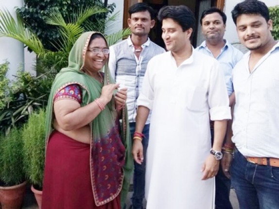 कांग्रेस का निशाना सटीक, करैरा में शंकुलता खटीक से अधिक वोट जीत पाएंगे जसवंत जाटव? कांग्रेस का निशाना सटीक, करैरा में शंकुलता खटीक से अधिक वोट जीत पाएंगे जसवंत जाटव?