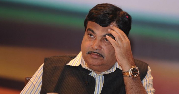 केंद्रीय मंत्री नितिन गडकरी को भाषण के बाद चक्कर आने से वो स्टेज पर गिरे, राज्यपाल ने सम्हाला केंद्रीय मंत्री नितिन गडकरी को भाषण के बाद चक्कर आने से वो स्टेज पर गिरे, राज्यपाल ने सम्हाला