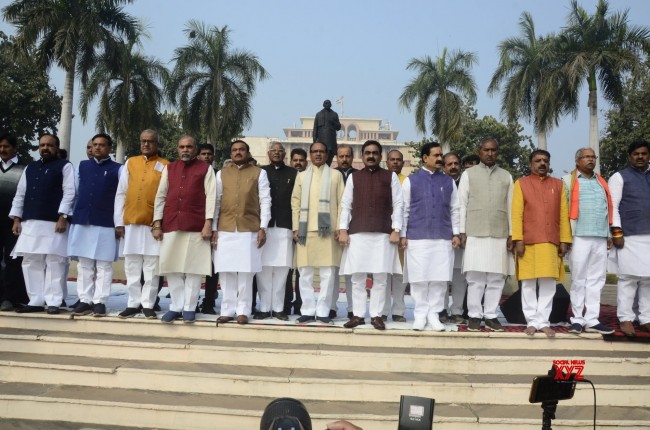 कमलनाथ ने तोड़ी परंपरा, तो शिवराज ने दलबल के साथ पहुंच कर सचिवालय में गाया वंदे मातरम् कमलनाथ ने तोड़ी परंपरा, तो शिवराज ने दलबल के साथ पहुंच कर सचिवालय में गाया वंदे मातरम्
