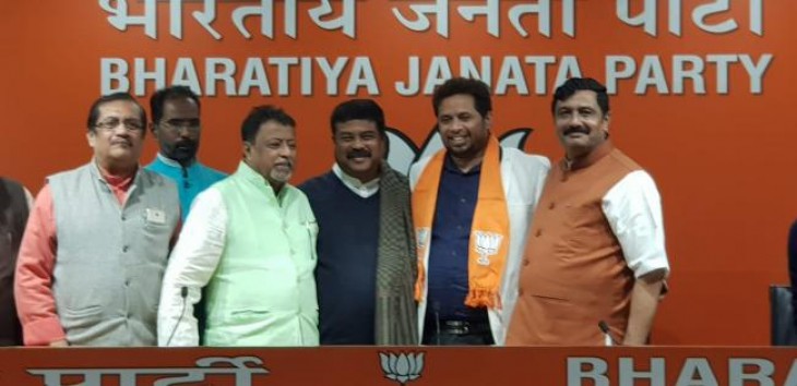ममता बैनर्जी को झटका - टीएमसी सांसद सौमित्र खान ने थामा भाजपा का हाथ ममता बैनर्जी को झटका - टीएमसी सांसद सौमित्र खान ने थामा भाजपा का हाथ