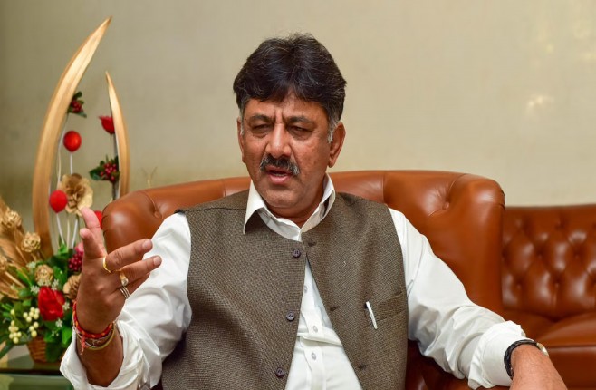 कांग्रेस नेता शिवकुमार के 14 ठिकानों पर सीबीआई ने एक साथ की छापेमारी, 50 लाख कैश बरामद कांग्रेस नेता शिवकुमार के 14 ठिकानों पर सीबीआई ने एक साथ की छापेमारी, 50 लाख कैश बरामद