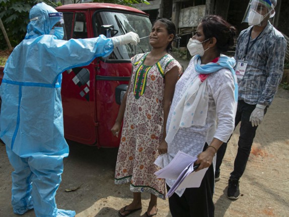 Coronavirus updates: एक दिन की गिरावट के बाद फिर बढ़े कोरोना मरीज, 24 घंटे में सामने आए 43 हजार से ज्यादा केस