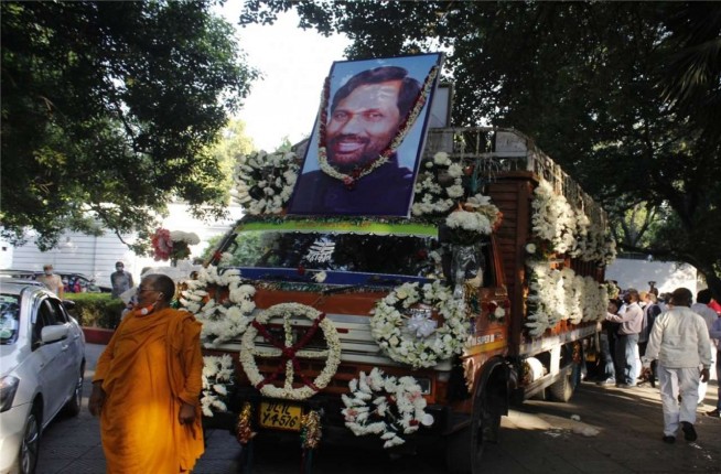 नम आंखों  से रामविलास पासवान को दी गई अंतिम विदाई, जनार्दन घाट पर किया गया अंतिम संस्कार
