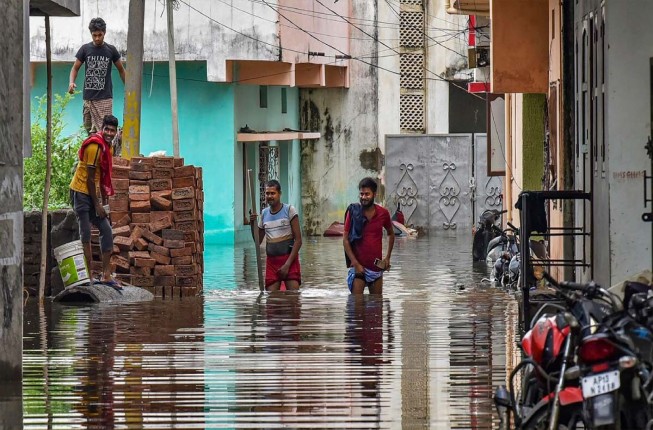 तेलंगाना और आंध्र में बारिश ने मचाई तबाही, सड़कों पर उमड़ा सैलाब, वर्षाजनित हादसों में 14 लोगों की मौत तेलंगाना और आंध्र में बारिश ने मचाई तबाही, सड़कों पर उमड़ा सैलाब, वर्षाजनित हादसों में 14 लोगों की मौत