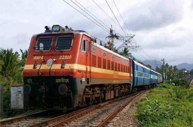 लंबी दूरी की मेल और एक्सप्रेस ट्रेनों से पूरी तरह से हटा दिए जाएंगे स्लीपर कोच, सिर्फ AC बोगियां रहेंगी।