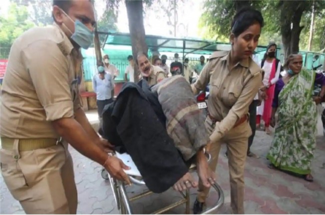 लखनऊ विधानसभा के सामने महिला ने खुद को लगाई आग, हालत गंभीर लखनऊ विधानसभा के सामने महिला ने खुद को लगाई आग, हालत गंभीर