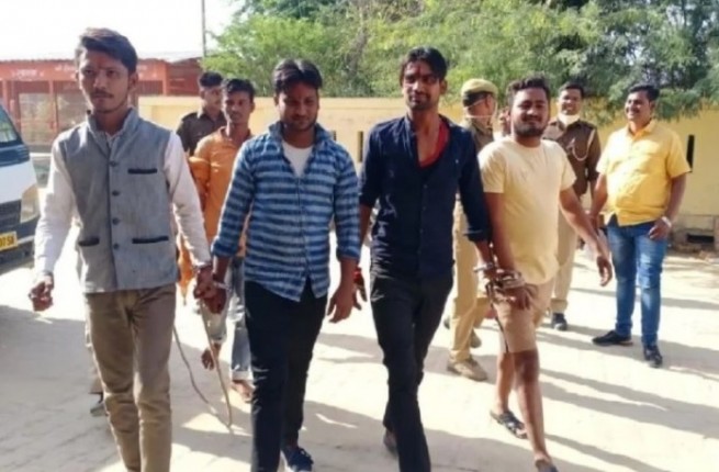 Mathura : चार युवकों ने ईदगाह में हनुमान चालीसा का पाठ किया, शांति भंग की आशंका में गिरफ्तार