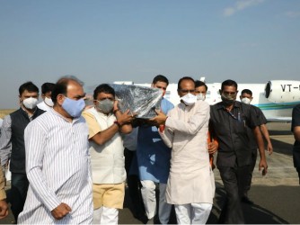 Chief Minister Shivraj Singh Chauhan pays tribute to BJP leader Kailash Sarang