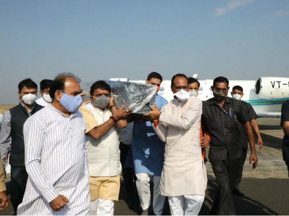 भोपाल पहुंचा भाजपा नेता कैलाश सारंग का पार्थिव शरीर, CM शिवराज ने दी श्रद्धांजलि भोपाल पहुंचा भाजपा नेता कैलाश सारंग का पार्थिव शरीर, CM शिवराज ने दी श्रद्धांजलि
