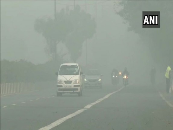 Delhi Pollution: दिल्ली में हवा की गुणवत्ता बेहद गंभीर स्थिति में, पीएम10 प्रदूषक 573 पर पहुंचा