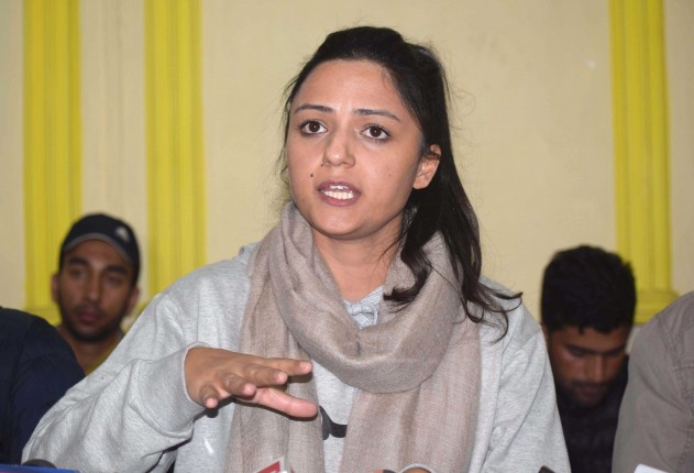 JNU की पूर्व छात्रा शेहला राशिद के पिता ने DGP को लिखी चिट्ठी, बेटी को बताया एंटी नेशनल JNU की पूर्व छात्रा शेहला राशिद के पिता ने DGP को लिखी चिट्ठी, बेटी को बताया एंटी नेशनल