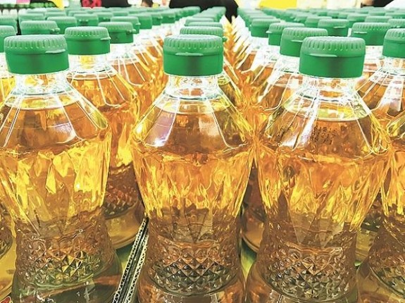 महंगाई को काबू करने के लिए सरकार ने पाम ऑइल की इंपोर्ट ड्यूटी घटाई, 37.50 फीसदी से 27.50 की महंगाई को काबू करने के लिए सरकार ने पाम ऑइल की इंपोर्ट ड्यूटी घटाई, 37.50 फीसदी से 27.50 की