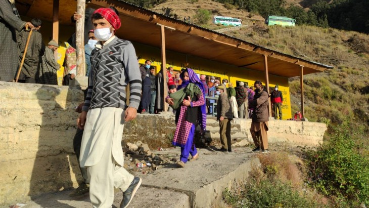 J&K: आर्टिकल 370 हटाए जाने के बाद पहले चुनाव, जिला विकास परिषद की 43 सीटों पर वोटिंग, मतदान के लिए लोगों में उत्साह J&K: आर्टिकल 370 हटाए जाने के बाद पहले चुनाव, जिला विकास परिषद की 43 सीटों पर वोटिंग, मतदान के लिए लोगों में उत्साह