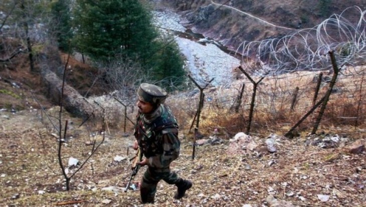 जम्मू-कश्मीर: भारत-पाकिस्तान के बीच सीमा पर फायरिंग में भारतीय सेना के तीन जवान शहीद जम्मू-कश्मीर: भारत-पाकिस्तान के बीच सीमा पर फायरिंग में भारतीय सेना के तीन जवान शहीद