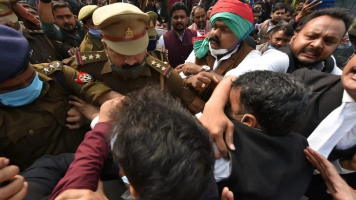 Farmer protest: अखिलेश यादव को पुलिस ने हिरासत में लिया, किसान यात्रा के लिए कन्नौज जा रहे थे Farmer protest: अखिलेश यादव को पुलिस ने हिरासत में लिया, किसान यात्रा के लिए कन्नौज जा रहे थे