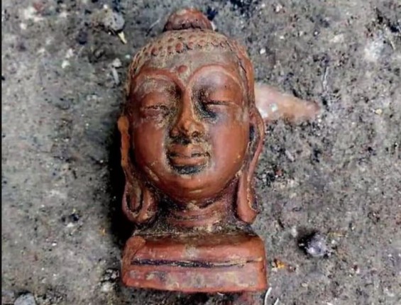 UP: महापुर गांव में खुदाई में मिली बुद्ध की प्राचीन प्रतिमा, पुराने सिक्के UP: महापुर गांव में खुदाई में मिली बुद्ध की प्राचीन प्रतिमा, पुराने सिक्के