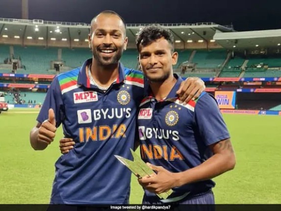 हार्दिक पंड्या ने मैन ऑफ द सीरीज की ट्रॉफी नटराजन को सौंपी, कहा- आप इसके असली हकदार हो भाई हार्दिक पंड्या ने मैन ऑफ द सीरीज की ट्रॉफी नटराजन को सौंपी, कहा- आप इसके असली हकदार हो भाई