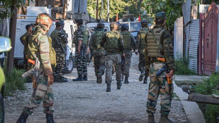 Fake Encounter: शोपियां फर्जी मुठभेड़ मामले में बड़ा खुलासा, आरोपी आर्मी कैप्टन ने तीनों मजदूरों को मारने के बाद प्लांट किए थे हथियार Fake Encounter: शोपियां फर्जी मुठभेड़ मामले में बड़ा खुलासा, आरोपी आर्मी कैप्टन ने तीनों मजदूरों को मारने के बाद प्लांट किए थे हथियार