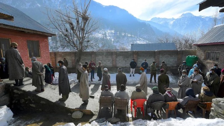 DDC election: कड़ी सुरक्षा के बीच जम्मू-कश्मीर में डिस्ट्रिक्ट डेवलपमेंट काउंसिल चुनाव के दूसरे चरण की वोटिंग DDC election: कड़ी सुरक्षा के बीच जम्मू-कश्मीर में डिस्ट्रिक्ट डेवलपमेंट काउंसिल चुनाव के दूसरे चरण की वोटिंग