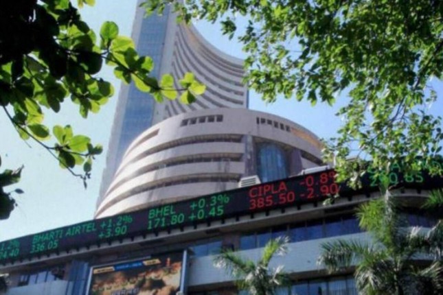 Share Market: RBI के फैसलों से बाजार गुलजार, सेंसेक्स और निफ्टी रिकॉर्ड हाई पर बंद Share Market: RBI के फैसलों से बाजार गुलजार, सेंसेक्स और निफ्टी रिकॉर्ड हाई पर बंद