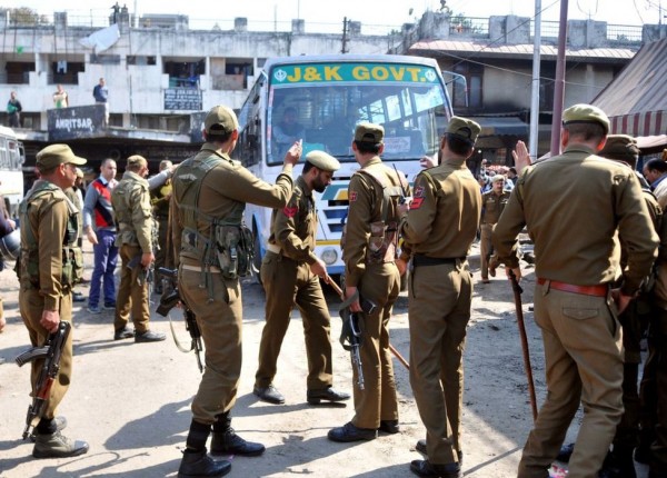 J&K: पुलवामा जिले के त्राल बस स्टैंड पर आतंकियों ने ग्रेनेड से हमला किया, 8 नागरिक घायल J&K: पुलवामा जिले के त्राल बस स्टैंड पर आतंकियों ने ग्रेनेड से हमला किया, 8 नागरिक घायल