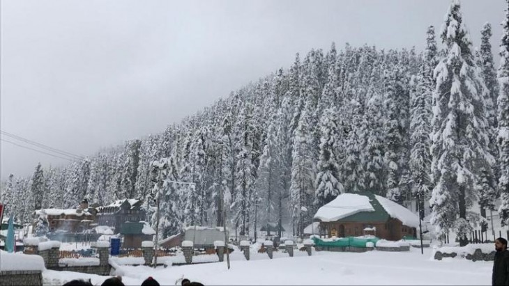 J&K: सफेद चादर में ढंकी कश्मीर घाटी, अगले 24 घंटे में बर्फबारी की संभावना नहीं J&K: सफेद चादर में ढंकी कश्मीर घाटी, अगले 24 घंटे में बर्फबारी की संभावना नहीं