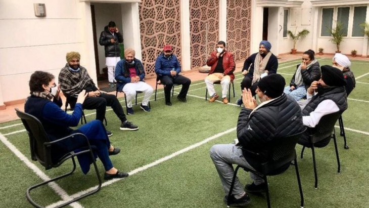 कृषि कानूनों के खिलाफ 32 दिनों से धरने पर बैठे कांग्रेस सांसद, जंतर-मंतर पहुंचकर प्रियंका ने मुलाकात की कृषि कानूनों के खिलाफ 32 दिनों से धरने पर बैठे कांग्रेस सांसद, जंतर-मंतर पहुंचकर प्रियंका ने मुलाकात की